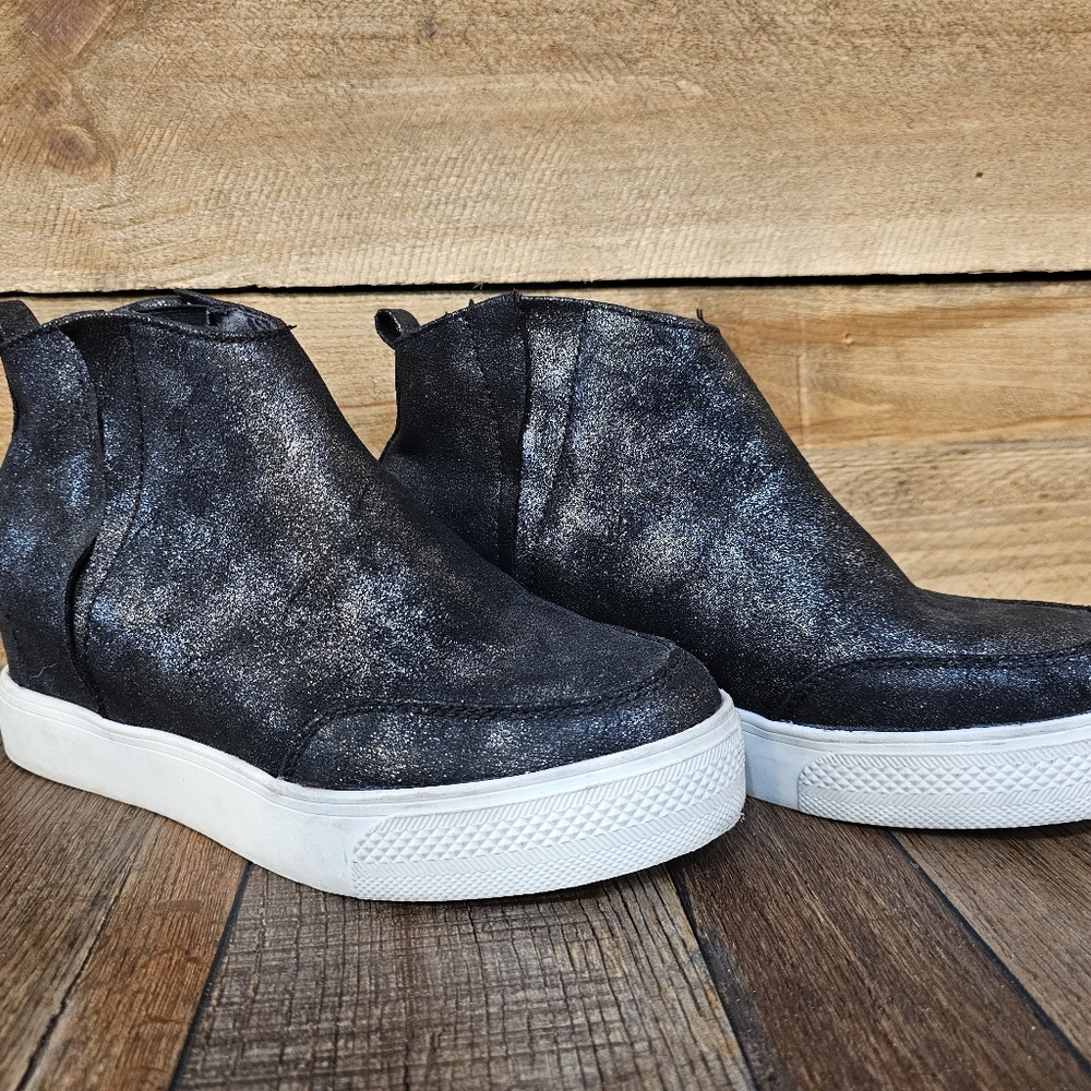 Size 8.5. Very G. Barely worn. Wedge sneaker